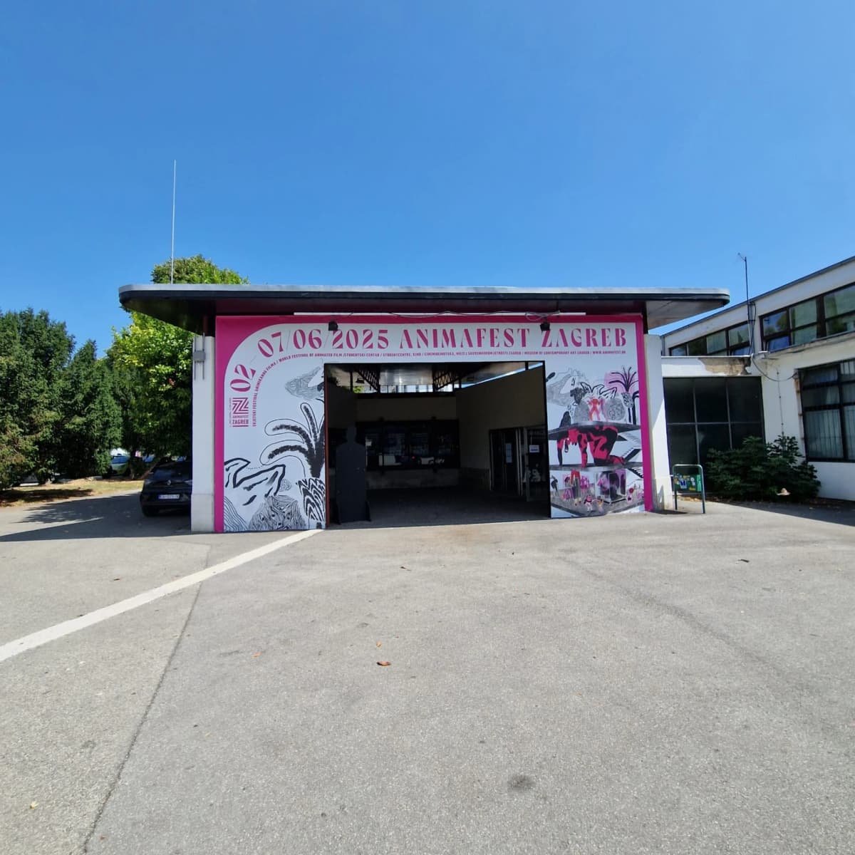 Maska na ulazu u Kino SC